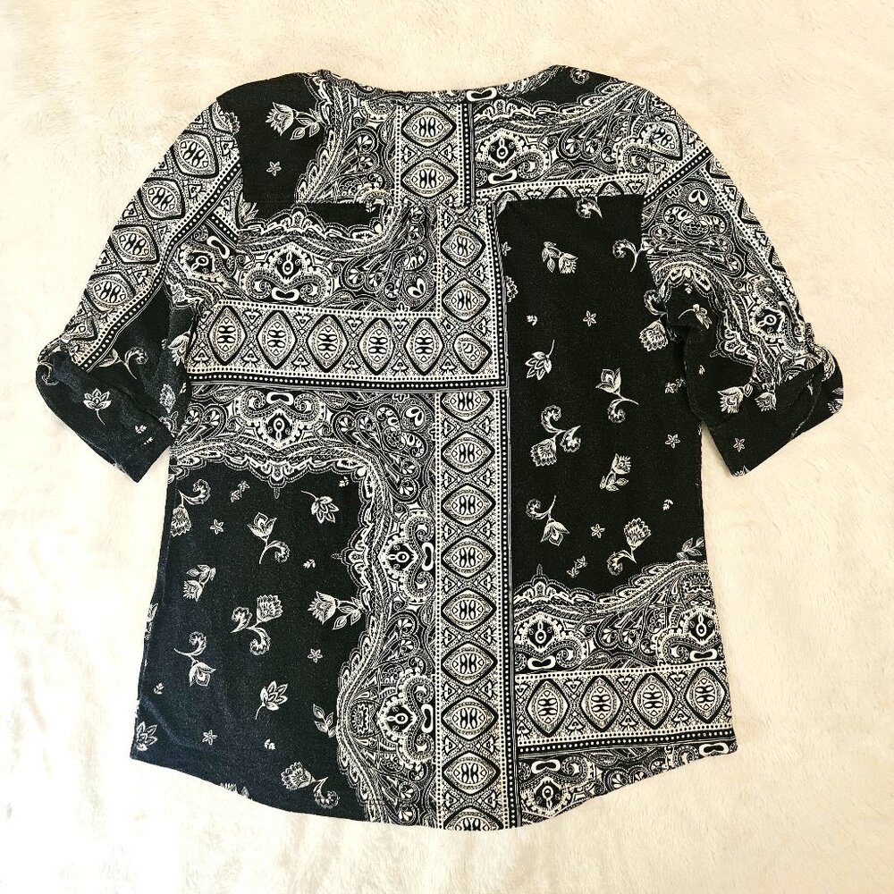 Chico's Women's Black and White Paisley Print Top T-shirt V-neck 3/4 Size M - Picture 4 of 7